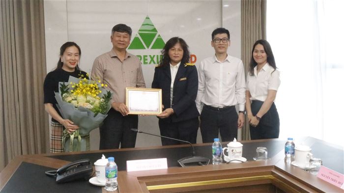 Công ty Constrexim – Hod nhận giấy khen của Cục thuế TP.  Hà Nội