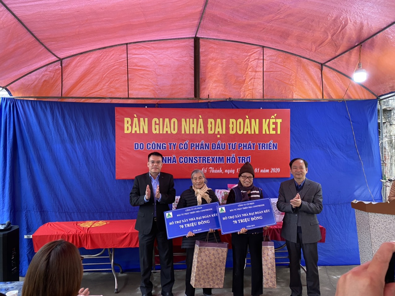 Trao tặng nhà đại đoàn kết cho các gia đình có hoàn cảnh khó khăn tại thành phố Chí Linh, tỉnh Hải Dương năm 2020