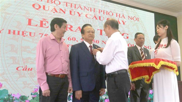 Ông Nguyễn Đức Cây – Chủ tịch HĐQT Công ty nhận Huy hiệu 50 năm tuổi Đảng