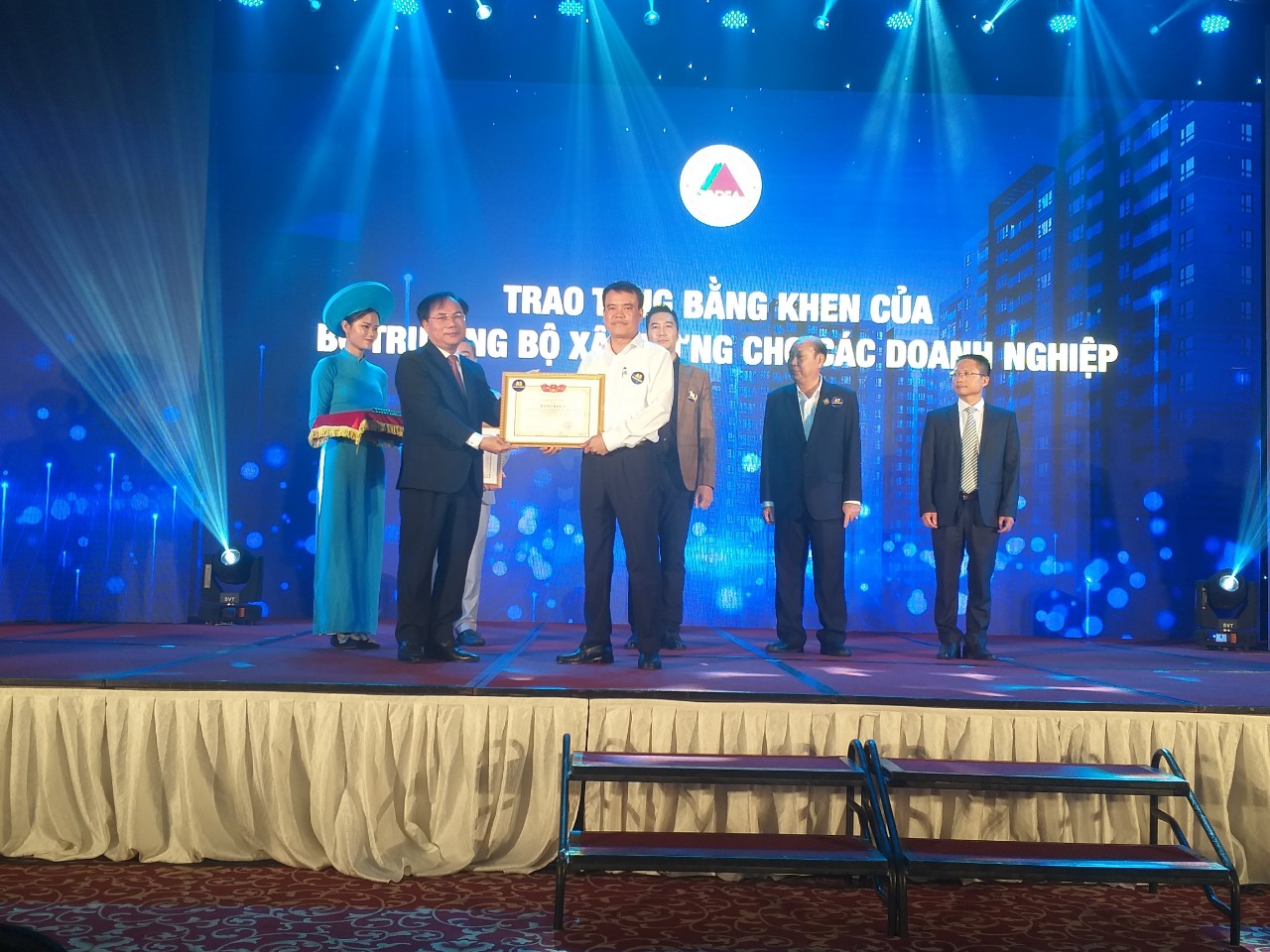 Công ty CONSTREXIM - HOD nhận bằng khen của Bộ Xây dựng đã có những thành tích vào sự phát triển của Hiệp hội Bất động sản Việt Nam năm 2019